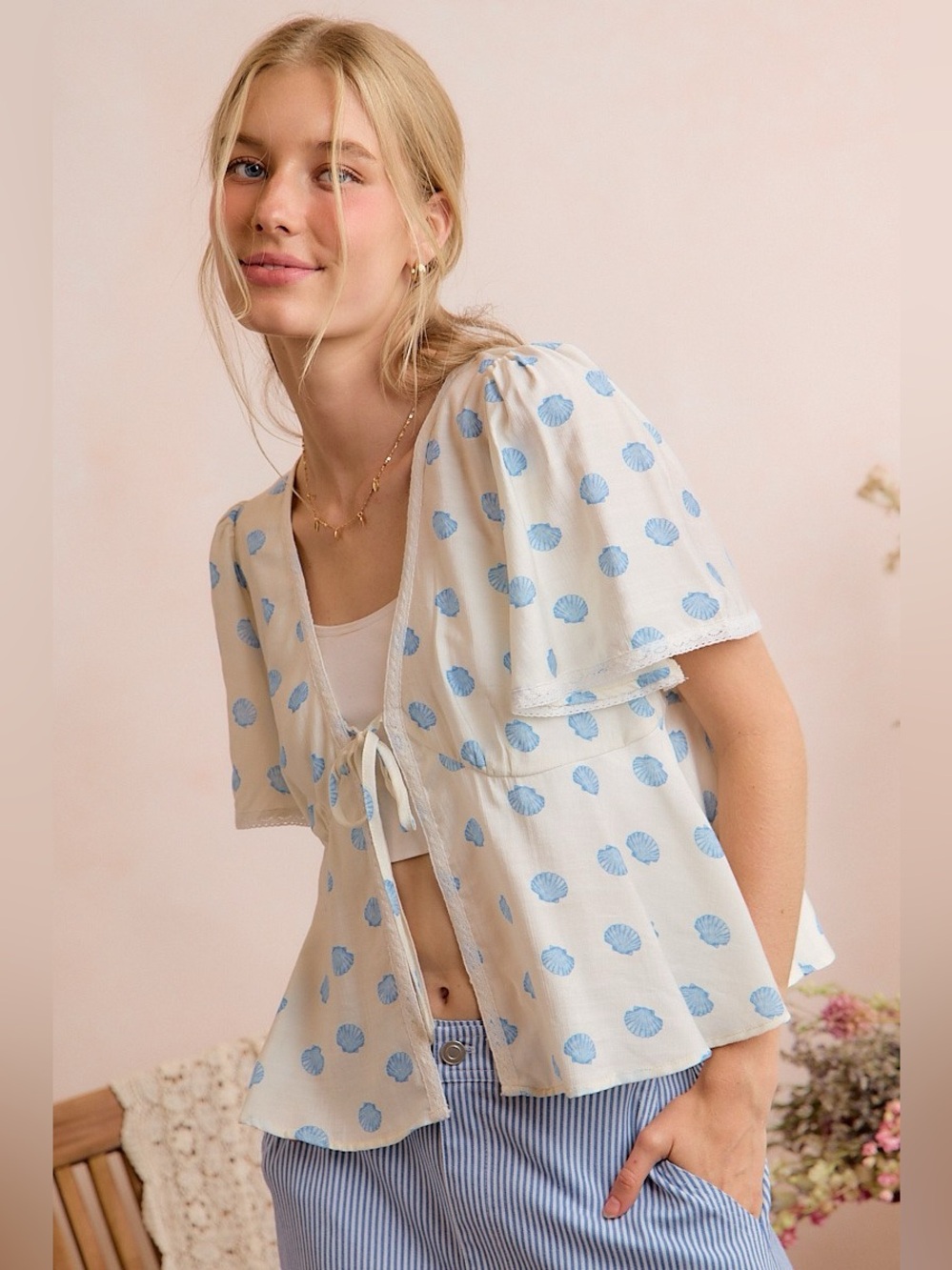 SO ME Shell Print Tie Front Flutter Sleeves Blouse Top - Picture 10 of 16
